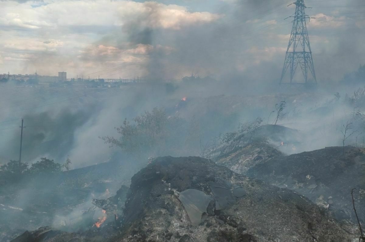 В Волгограде загорелась сухая трава на площади 15 гектаров