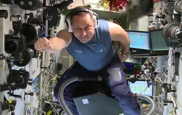 Российский космонавт полетал в космосе на пылесосе (Видео)