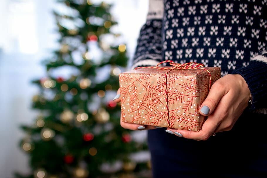 Стало известно, сколько денег россияне готовы потратить на новогодние подарки