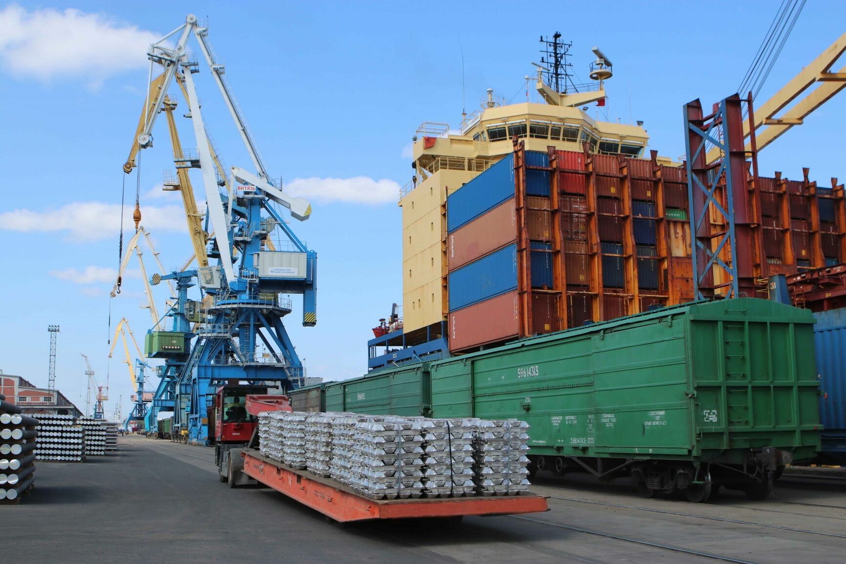 Через три российских порта разрешили провозить транзитом санкционную продукцию