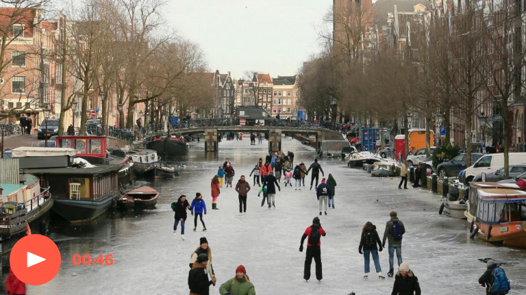 Амстердамцы катаются по замерзшим каналам и проваливаются под лед (ВИДЕО)