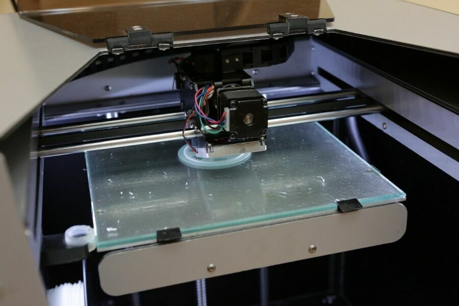 Процесс печати защитной маски на 3D-принтере