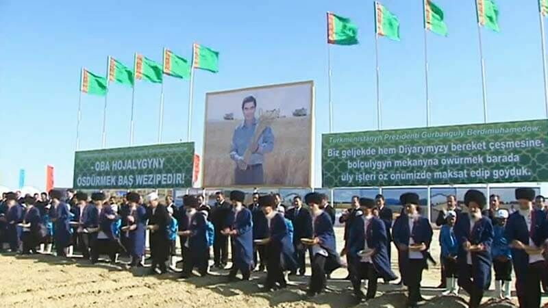 В Туркмении хлеб и муку начали отпускать по талонам