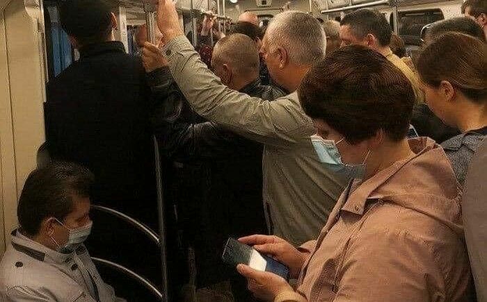 Фото дня: так выглядит социальная дистанция в московском транспорте