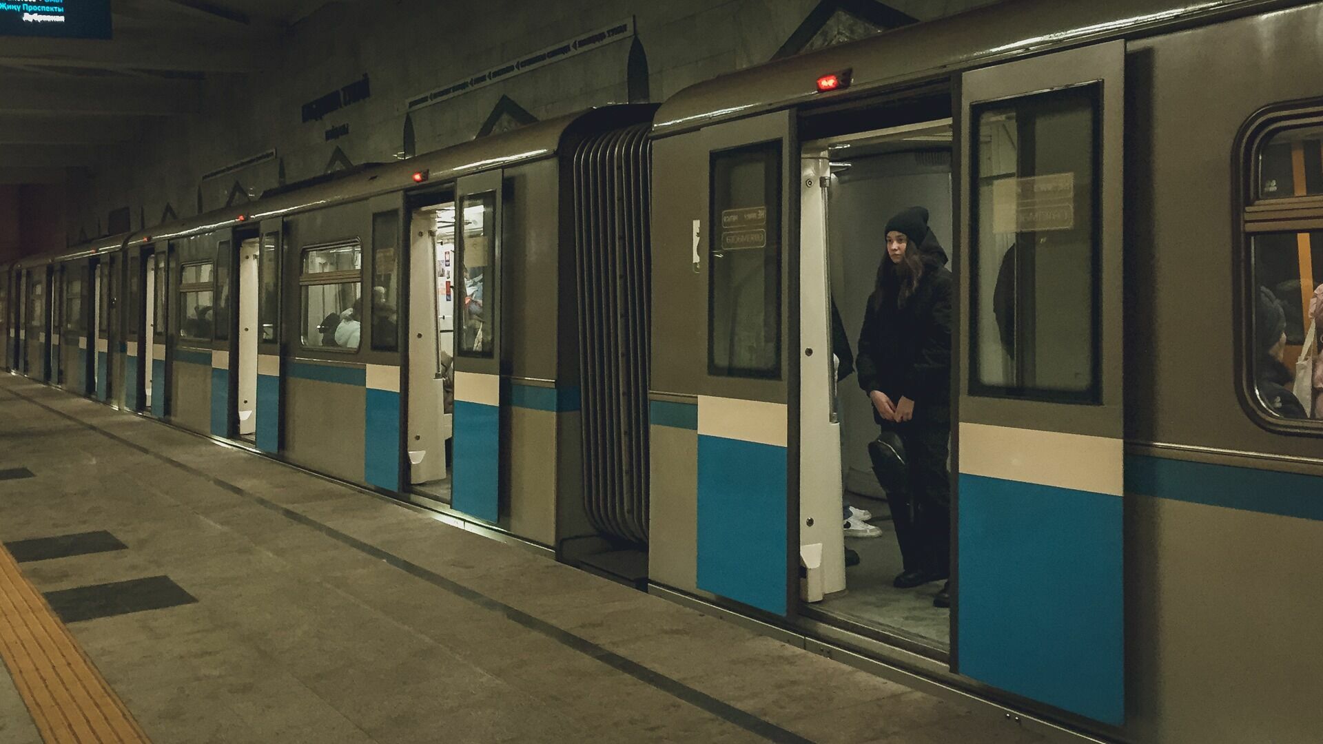 Шестерых жителей столицы оштрафовали за стриптиз в метро