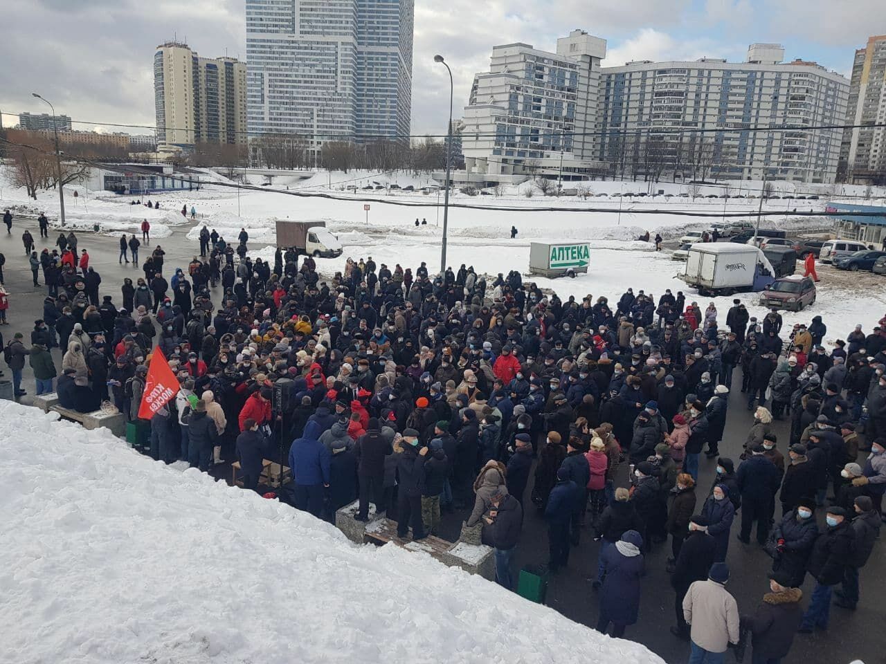 Москвичи вышли на митинг против сноса гаражей у Битцевского леса