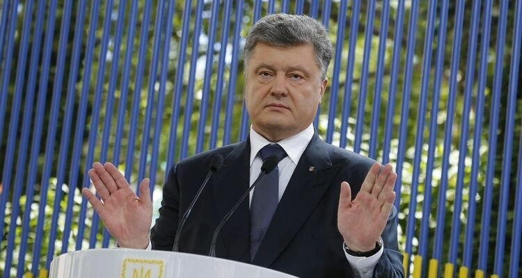 Порошенко отказался от участия в ЛГБТ-шествии в Киеве