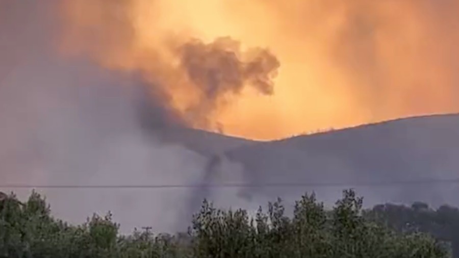 В греческом Неа Анхиалос эвакуируют жителей из-за взрывов на складе боеприпасов