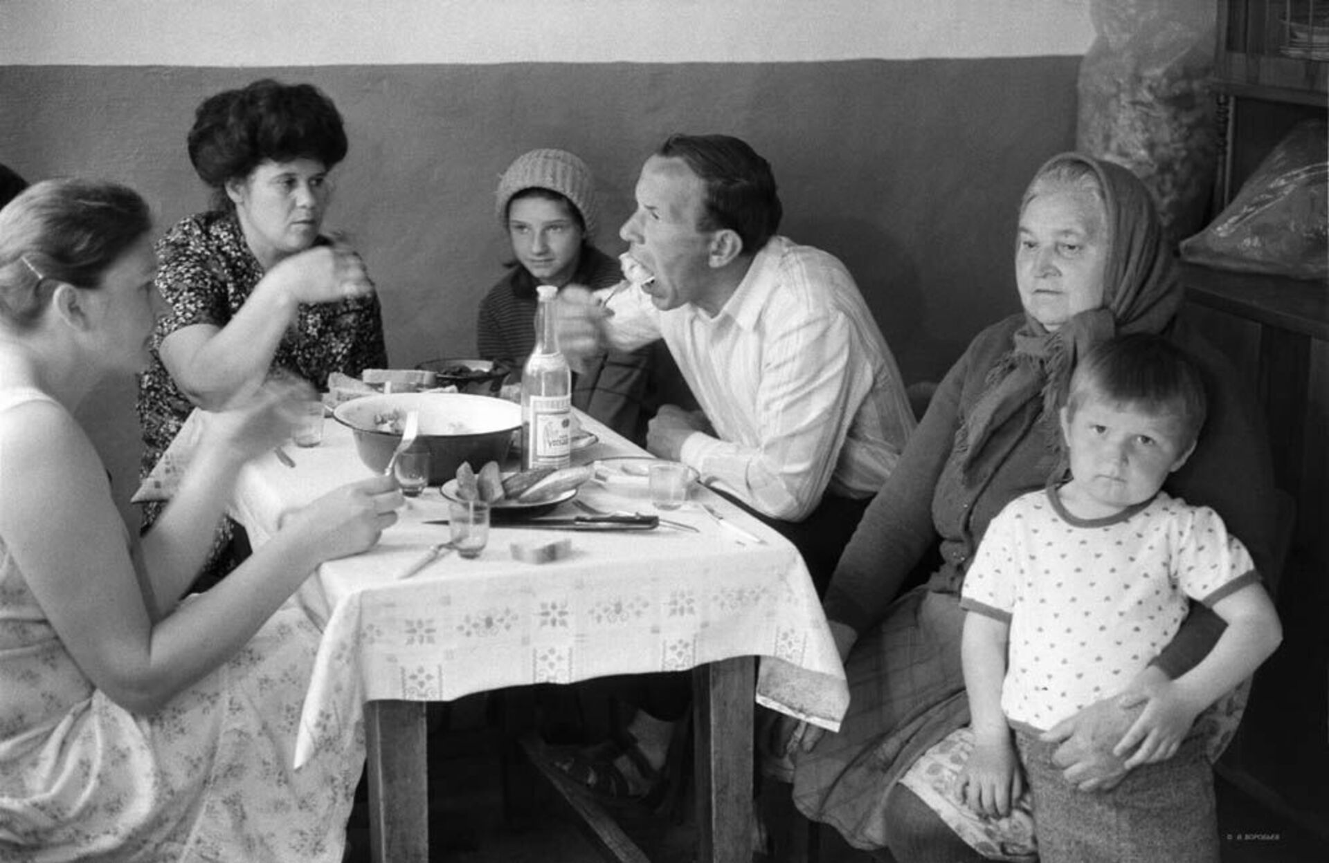 Семья в советское время. Группа трива. Советская семья за столом. Семейное застолье.