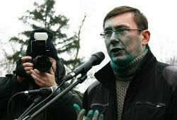 Политика Юрия Луценко облили зеленкой на «евромайдане» в Харькове