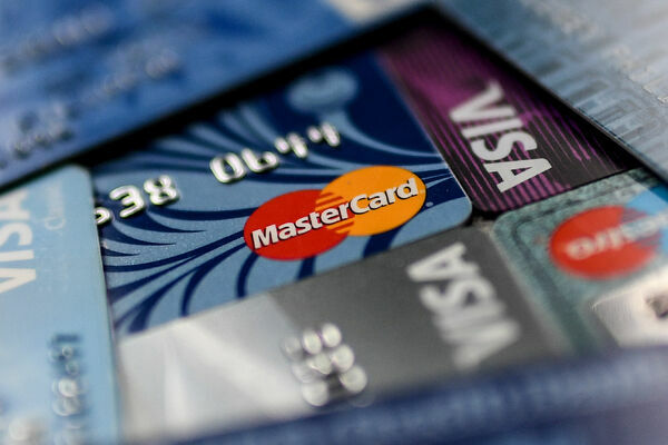 Банки резко сократили выдачи кредитных карт