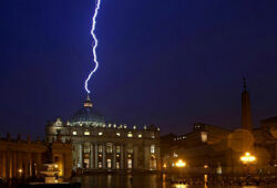 В день отставки Папы Римского в купол собора Ватикана ударила молния