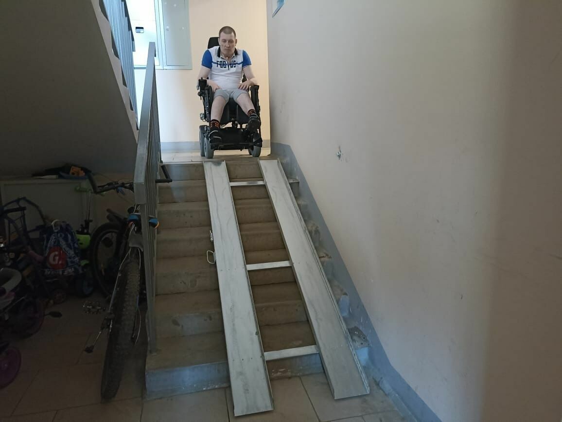 Инвалид не может безопасно съехать по лестнице с уклоном 43% вместо допустимых 5%