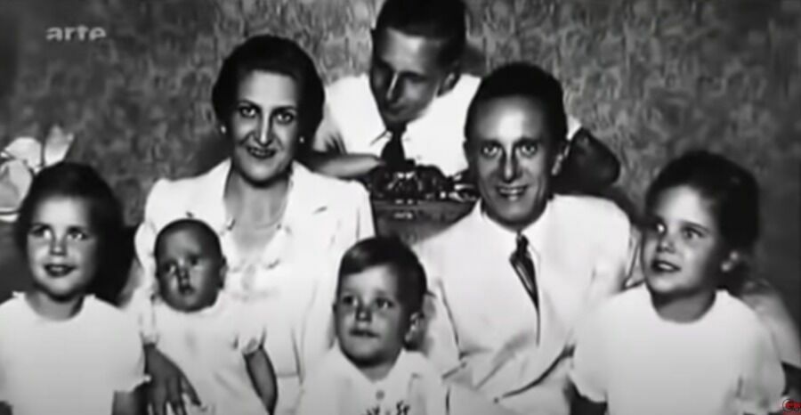 Кадр из фильма "Молчание семьи Квандт", на снимке - Йозеф и Магда Геббельсы с детьми. Геббельс принял Харальда Квандта, сына Магды от предыдущего брака с Квандтом, как родного ребёнка.
