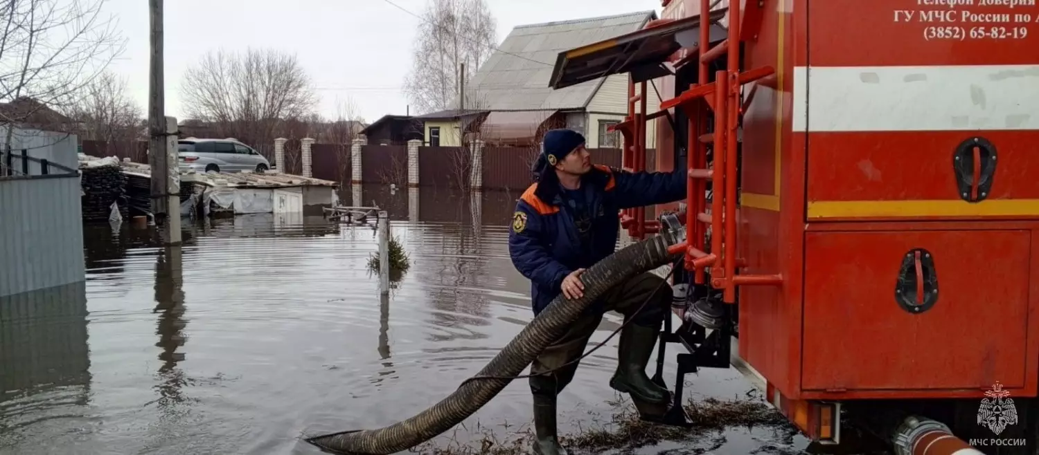 Число затопленных из-за половодья домов Алтайском крае выросло до 127 за последние сутки.