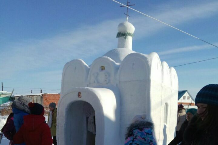 В Омской области построили храм из снега (видео)