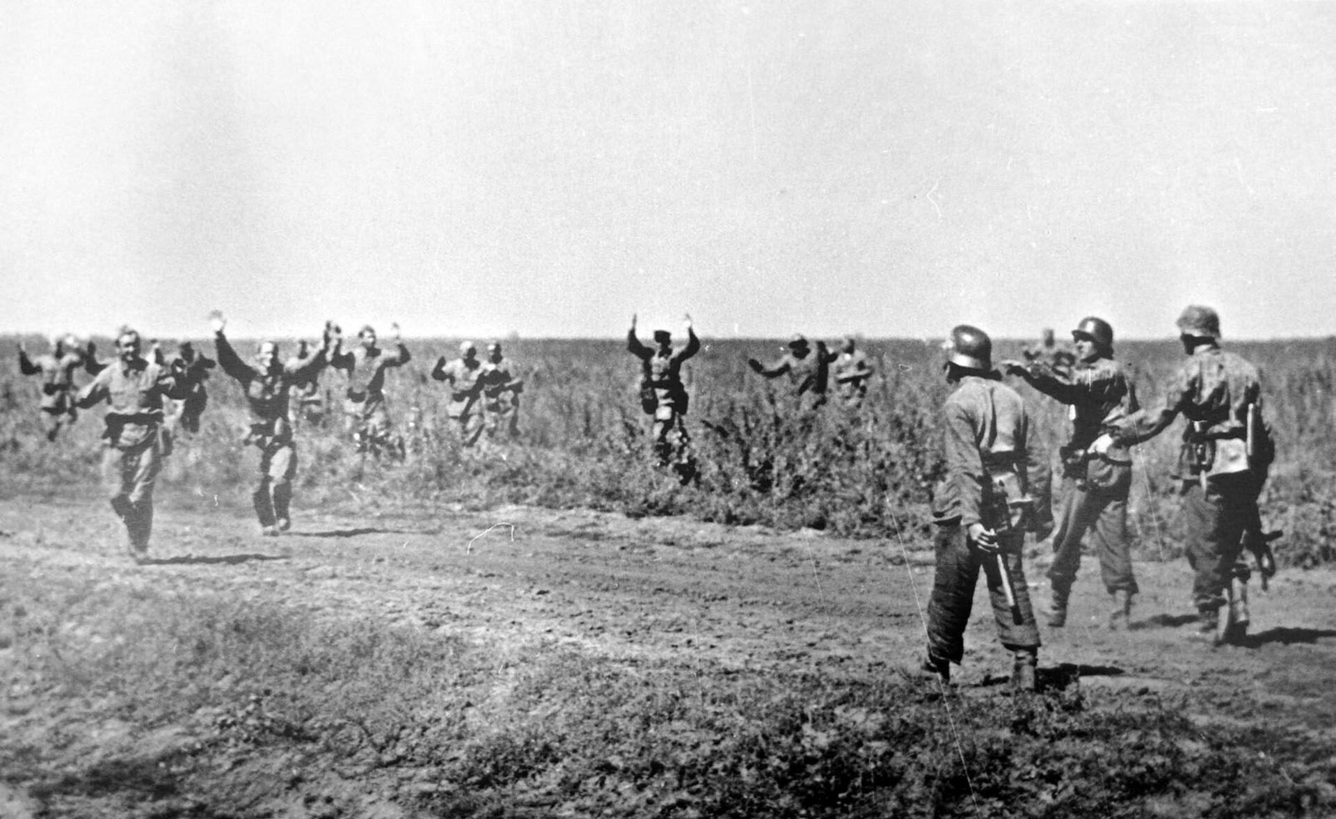 Первые дни великой. Немецкие солдаты 22 июня 1941. Советские солдаты сдаются в плен 1941. Немецкие солдаты сдаются в плен 1941.