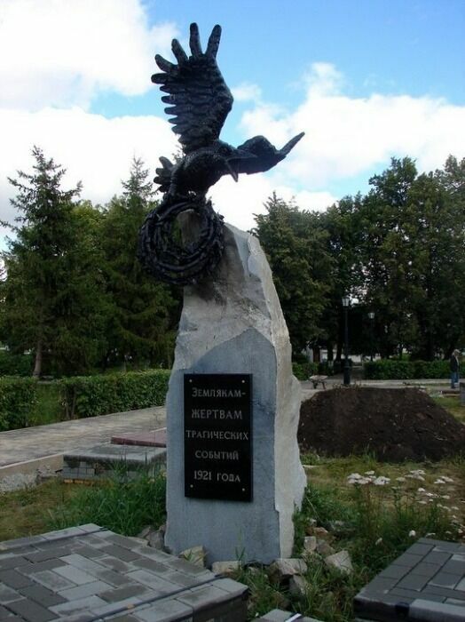 Памятник землякам - жертвам 1921 года на новом кладбище