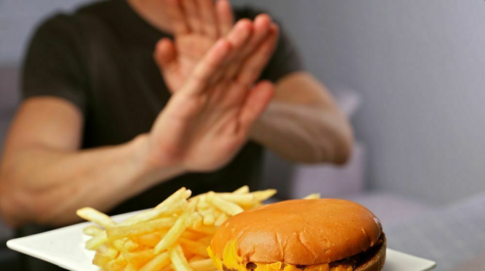 Фастфуд второй свежести: чем опасны вчерашние бургеры и картошка фри