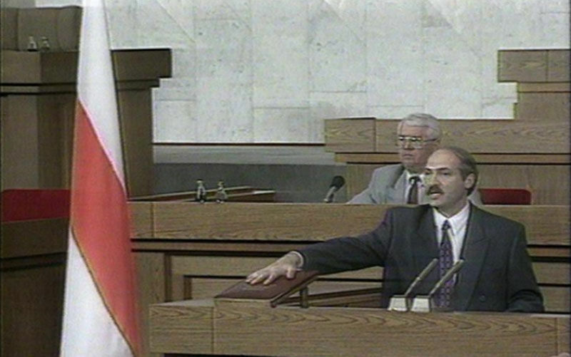 Александр Лукашенко объяснил свою первую присягу под бело-красно-белым флагом