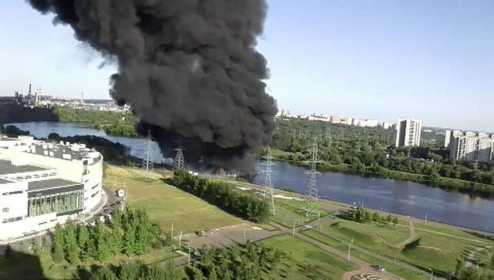 Масляное пятно загорелось на Москве-реке на юго-востоке столицы