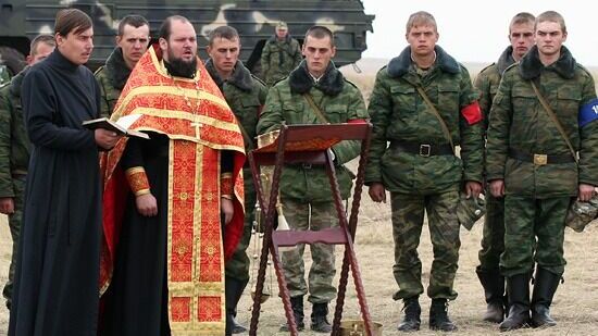 Путин пообещал выплаты от государства военным священникам