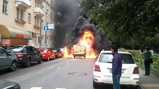 В Москве сгорели автомобили инкассаторов, похищены сумки с деньгами