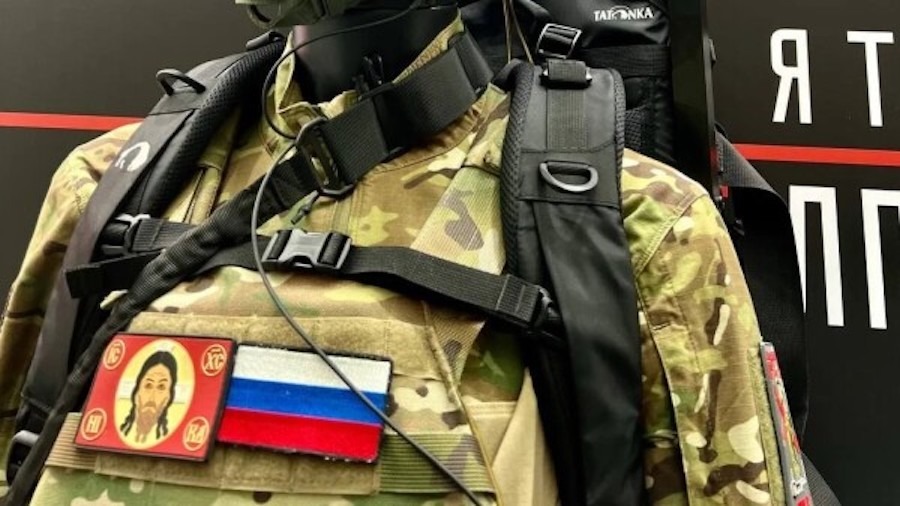 В России представили боевой костюм против БПЛА с православным шевроном
