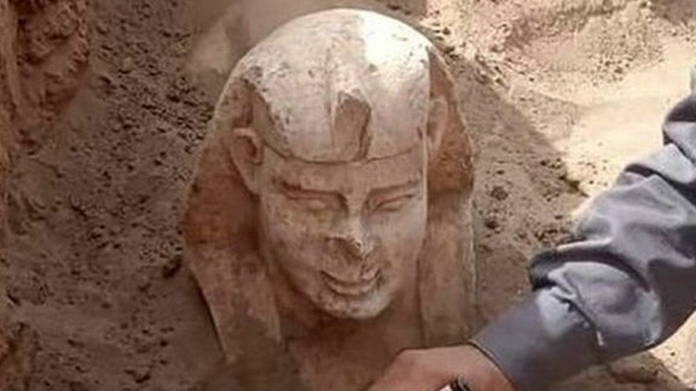 В Египте археологи раскопали древнюю статую улыбающегося сфинкса