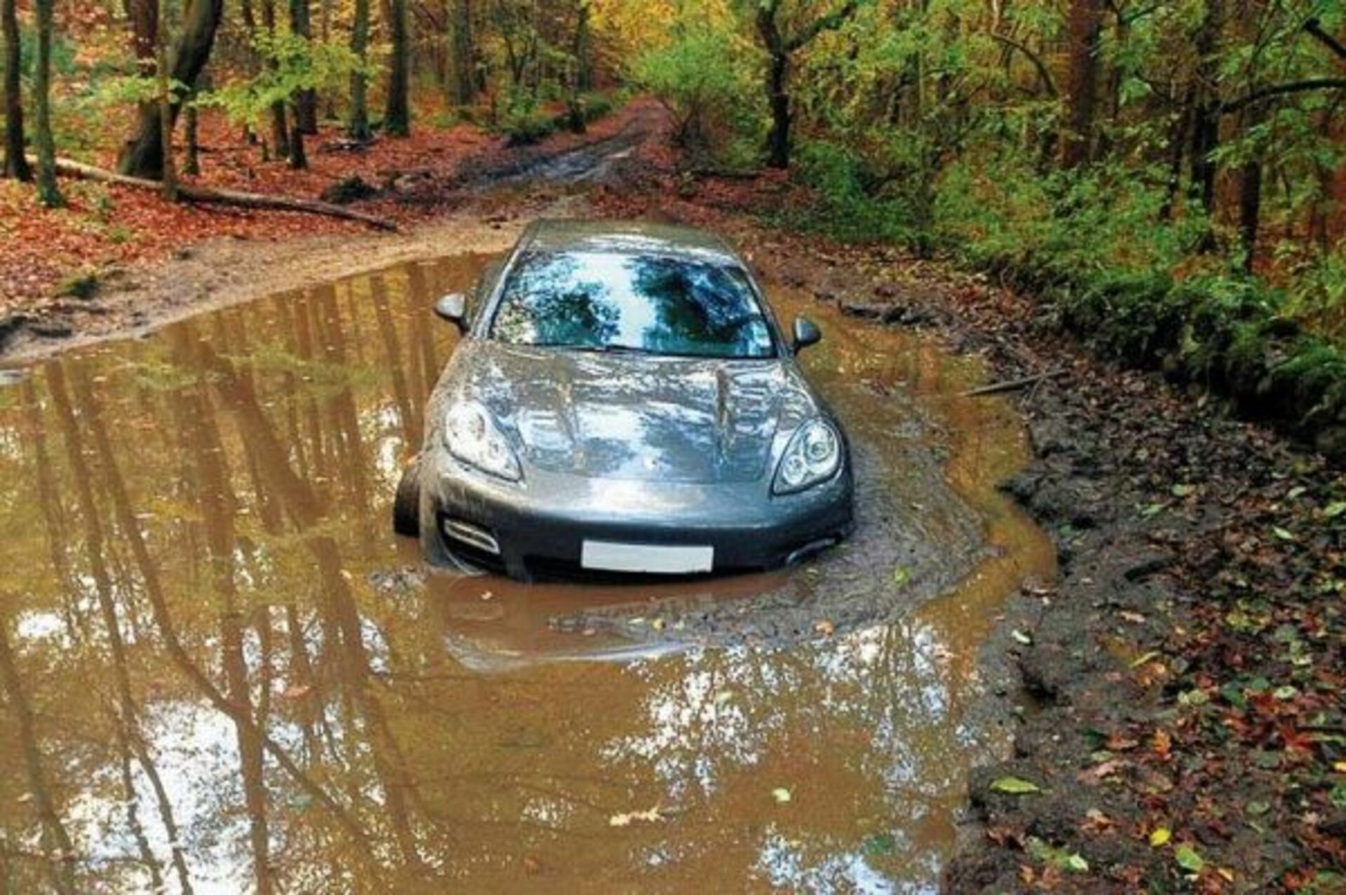 Машина едет по реке. Машина в грязи. Машина в луже. Лужа в лесу. Машинка в луже.
