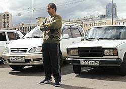 Нелегальные таксисты лишились своих авто: с улиц Москвы убрали 400 машин