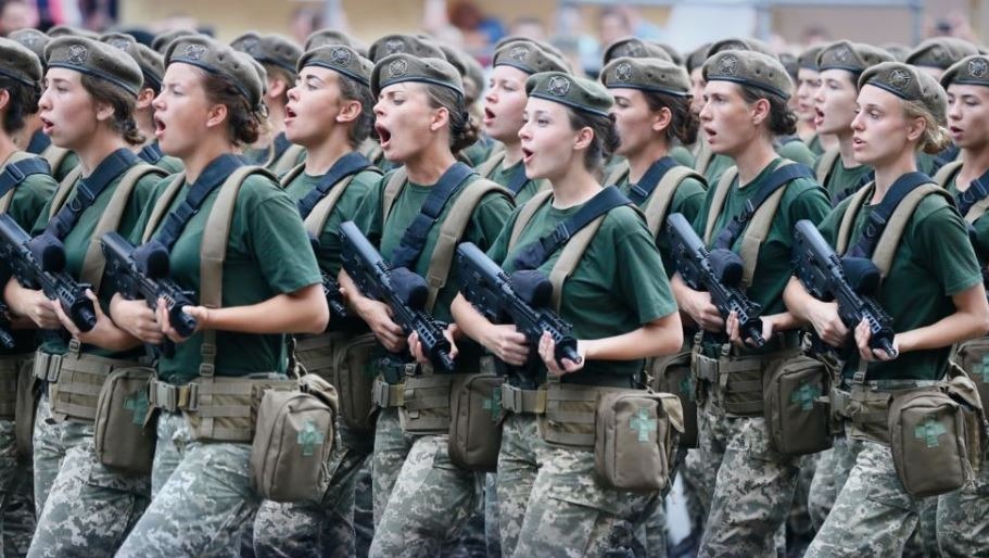 Детям — приготовиться: на Украине с октября начнут призывать женщин на фронт
