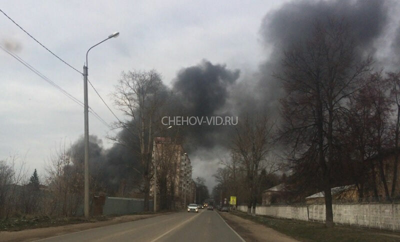 В подмосковном Чехове возник крупный пожар на складе древесины
