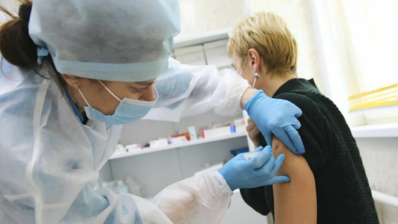 Антипрививочникам на заметку: в Чехии зараженные после прививки есть, умерших – нет