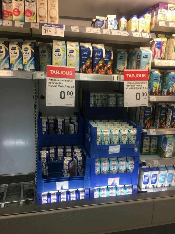 Фото дня: в Финляндии молоко в день окончания срока годности раздают бесплатно
