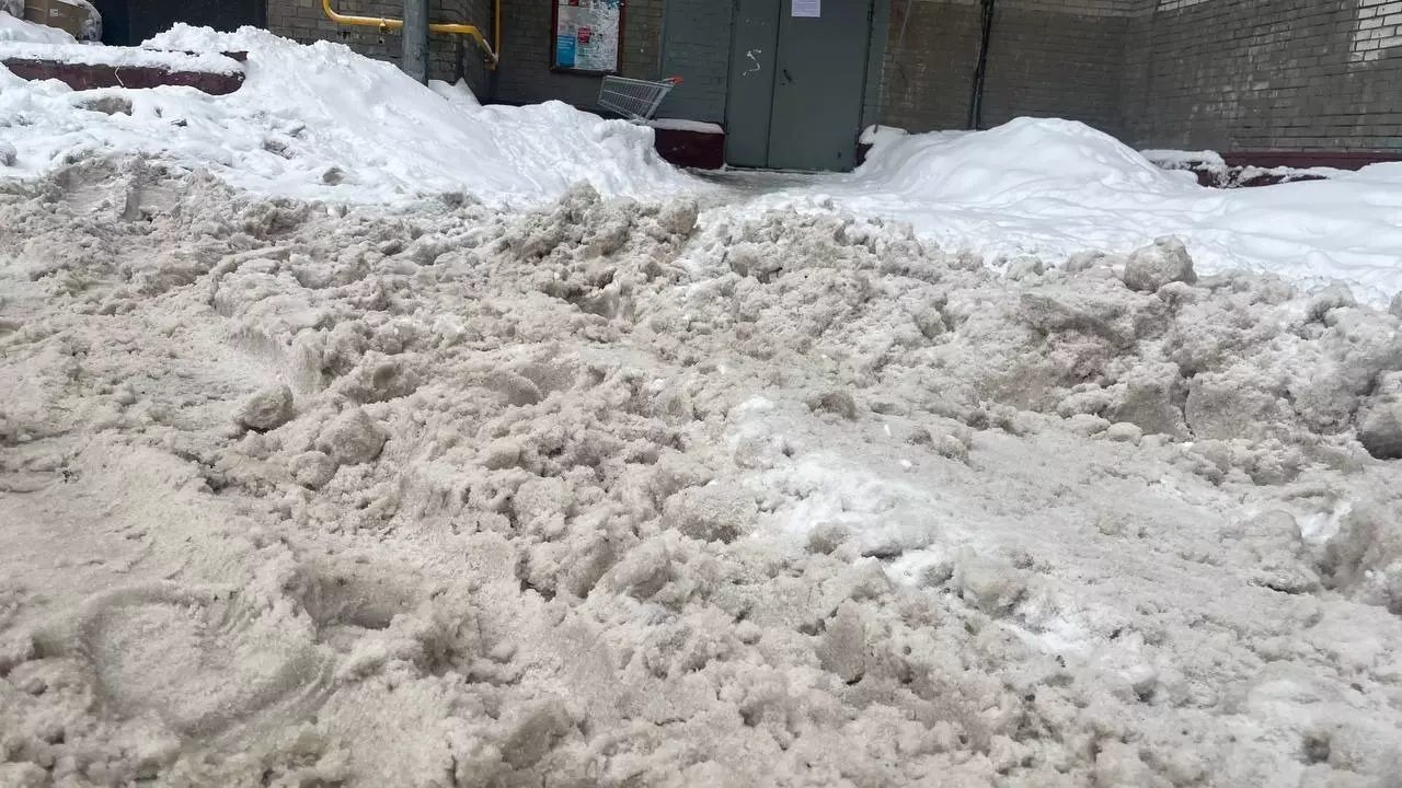В Москве во многих районах перестали убирать снег во дворах