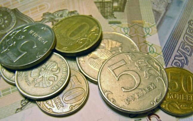 Цифра дня: самая распространенная зарплата россиян в два раза ниже средней по стране