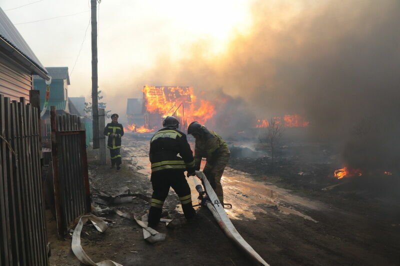В Кургане природный пожар перебросился на дома в дачном поселке