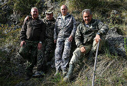 Путин, Медведев и Шойгу поймали огромную щуку на реке Урбун