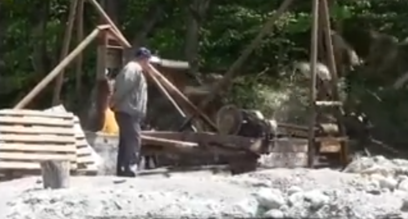 Сам себе энергетик: житель Северной Осетии построил мини-ГЭС для своего аула (видео)