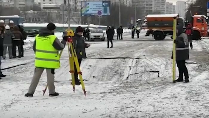 Из-за провала грунта в Москве перекрыли Ферганскую улицу