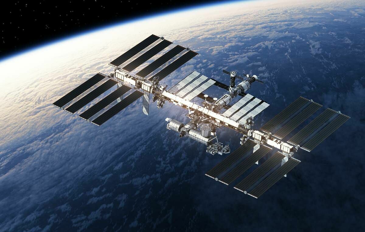 Космонавты продолжают искать трещину на МКС, теряя воздух