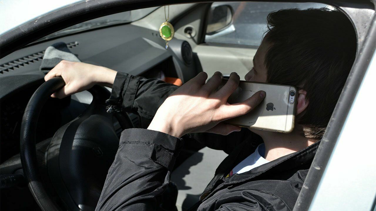 Видеокамеры будут выявлять водителей, разговаривающих по телефону