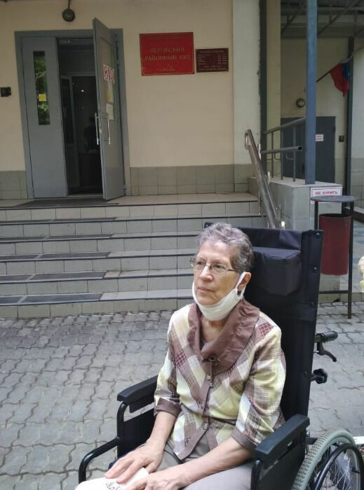 Потерпевшая Ольга Львовна Ларина у здания суда перед началом слушаний.
