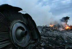 На месте падения Boeing 777 остаются тела и вещи погибших - эксперты