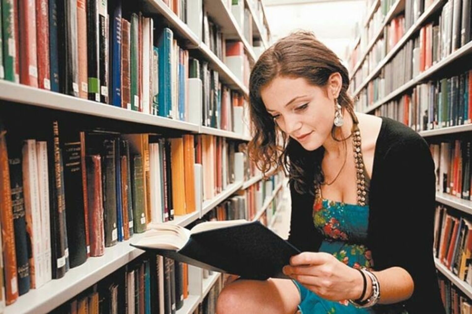 Библиотека 23 года. Читатели в библиотеке. Девушка с книгой. Девочка в библиотеке. Библиотека фото.