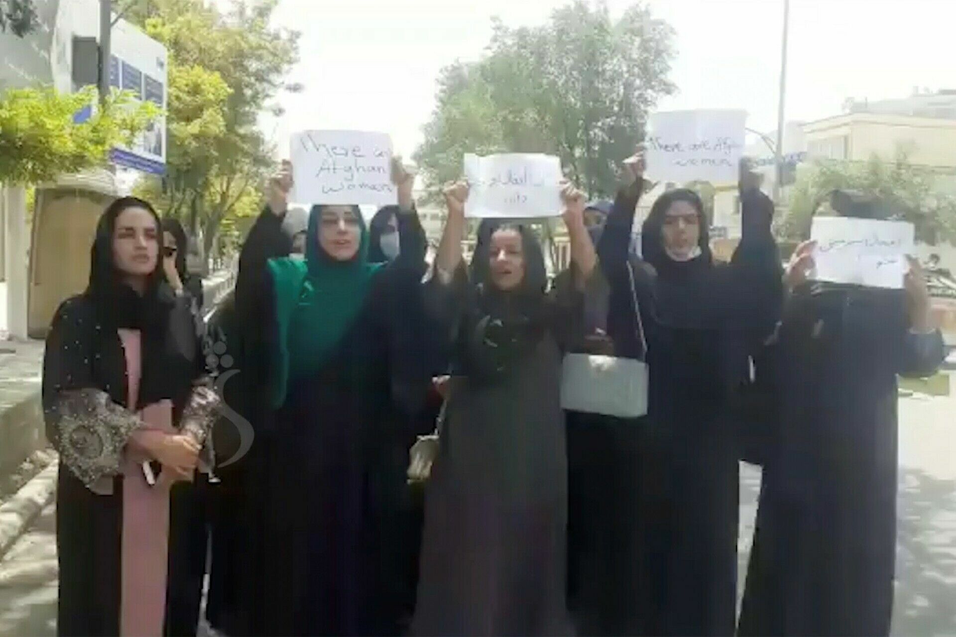 Афганские женщины вышли на акцию протеста в Кабуле