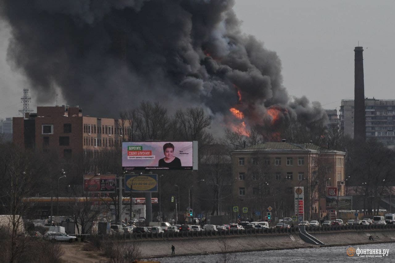 Пожарный погиб при тушении огня в здании "Невской мануфактуры" в Петербурге