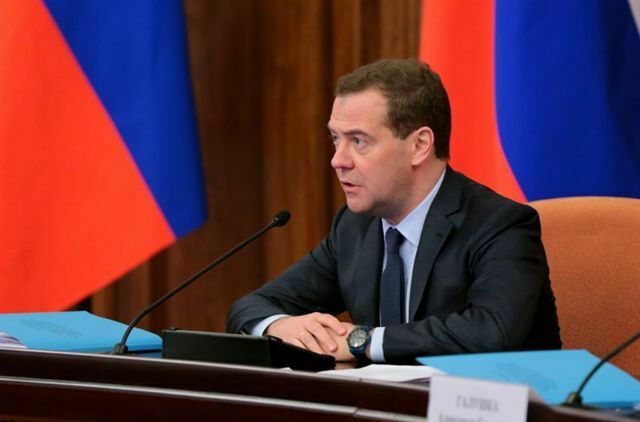 Медведев поручил подготовить законопроект о повышении МРОТ к 20 мая