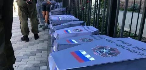Шоу на крови: зачем к зданию посольства РФ в Киеве принесли картонные гробы